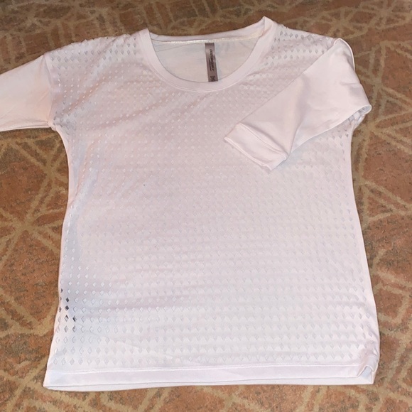 Cute top. Never worn - Picture 1 of 4